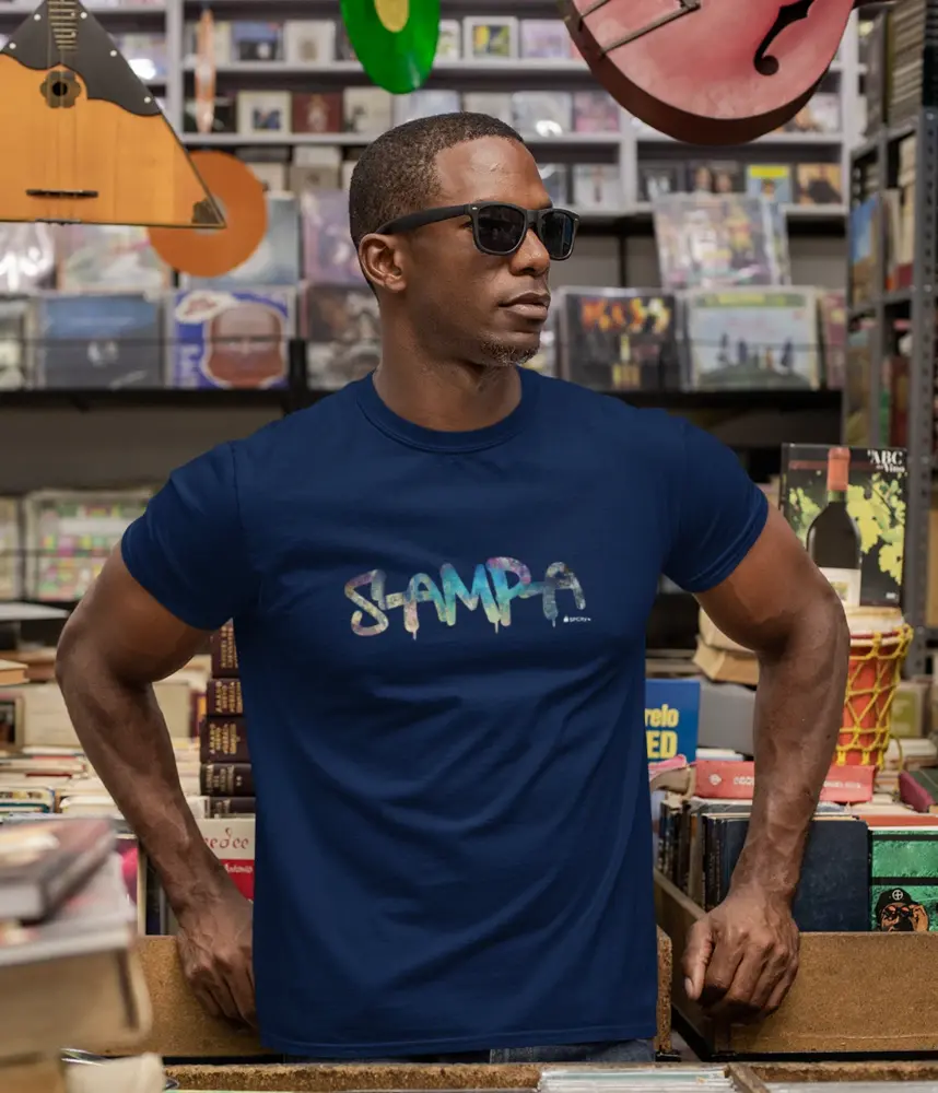 t-shirt-mockup-featuring-a-man-with-sunglasses-at-a-vintage-records-store-30452_(1) Camiseta Sampa