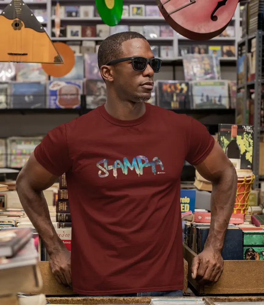 t-shirt-mockup-featuring-a-man-with-sunglasses-at-a-vintage-records-store-30452_(2) Camiseta Sampa