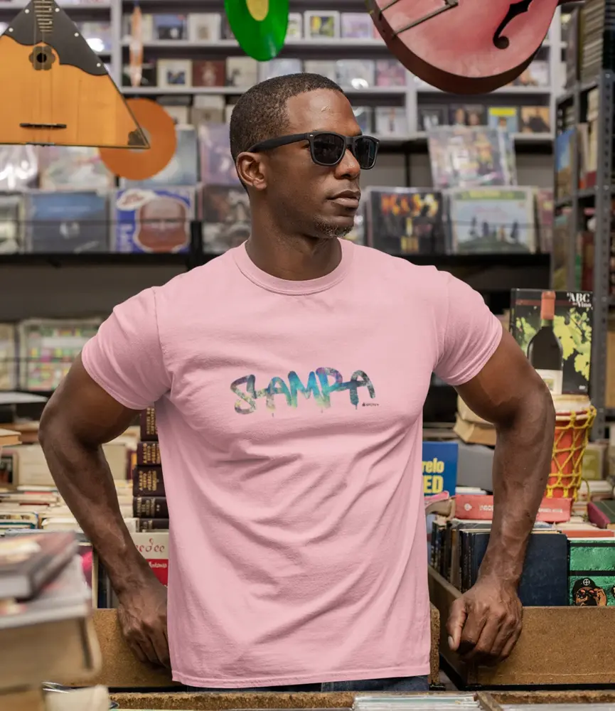 t-shirt-mockup-featuring-a-man-with-sunglasses-at-a-vintage-records-store-30452_(4) Camiseta Sampa