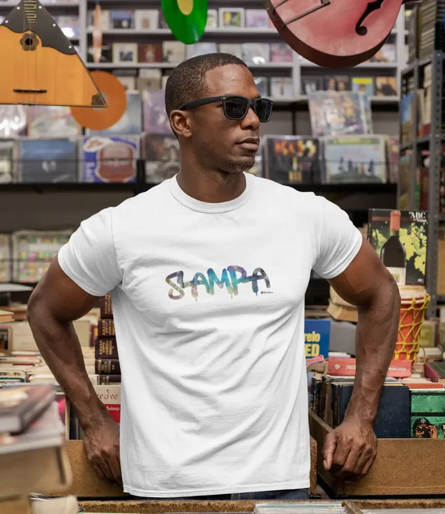 t-shirt-mockup-featuring-a-man-with-sunglasses-at-a-vintage-records-store-30452_(5) Camiseta Sampa