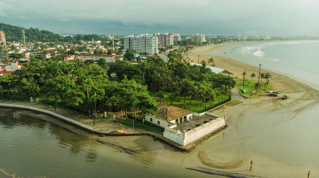 Um pedaço da história do Brasil cercado de belas praias e unidades de conservação ambiental! bertioga 1 1024x574 1 - Um pedaço da história do Brasil cercado de belas praias e unidades de conservação ambiental!