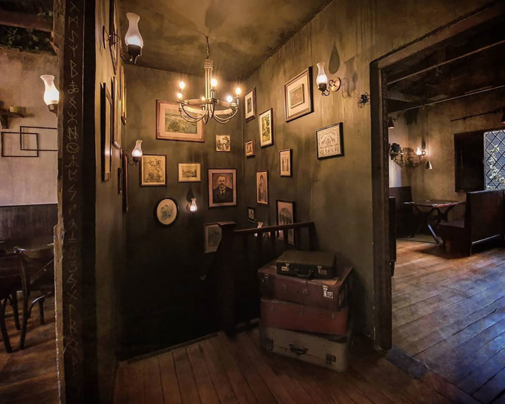 Vassoura Quebrada, o bar que trouxe a magia para São Paulo! vassoura quebrada2 1024x819 1 - Vassoura Quebrada, o bar que trouxe a magia para São Paulo!
