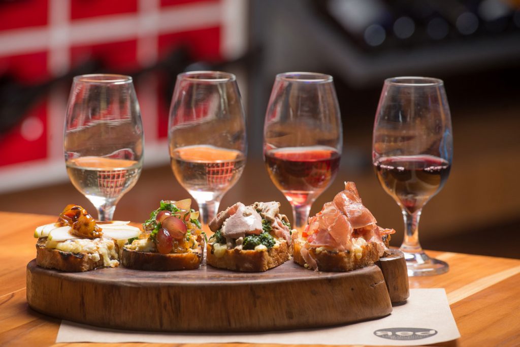 Um bar dedicado aos vinhos nacionais na Vila Madalena red 1024x683 1 - Um bar dedicado aos vinhos nacionais na Vila Madalena
